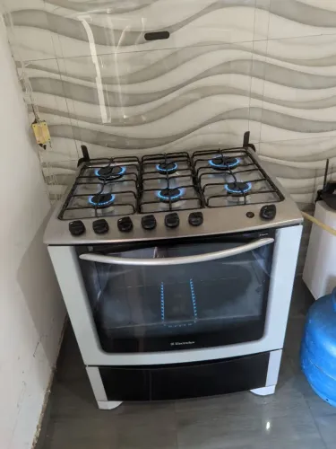 Fogão Eletrolux elétrico conservado 