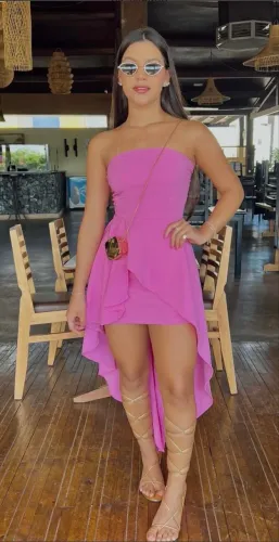 Vestido na cor verde!usei apenas uma vez , ótimo estado, preço imperdível.