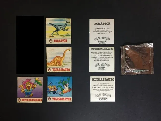 Lote com 4 Figurinhas + 3 Fundos + 1 Embalagem Coleção Super-pôster Gang Sauros Elma Chips