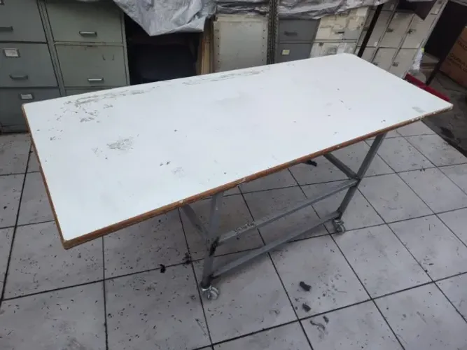 Mesa de Trabalho - Estrutura de Ferro - Com Rodinhas