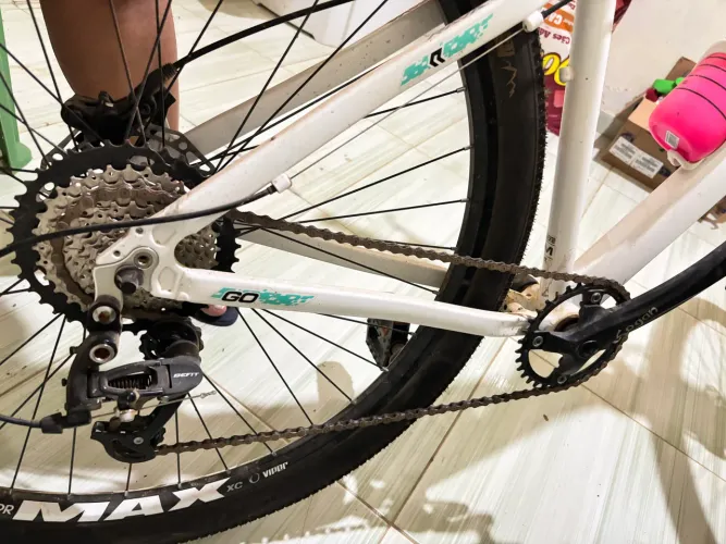 Bicicleta aro 26 branca - Freio a disco + suspensão dianteira