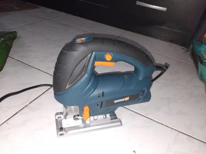 Serra tico tico fortG 110v, 800w com ação pendular e regulagem de velocidade