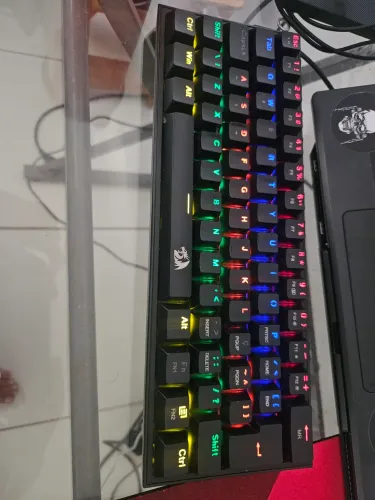 Teclado mecânico Redragon Fizz Switch marrom