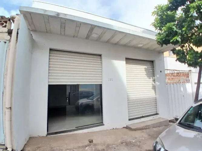 Ponto comercial para locação, com 30m² e 1 banheiro, bairro Centro.