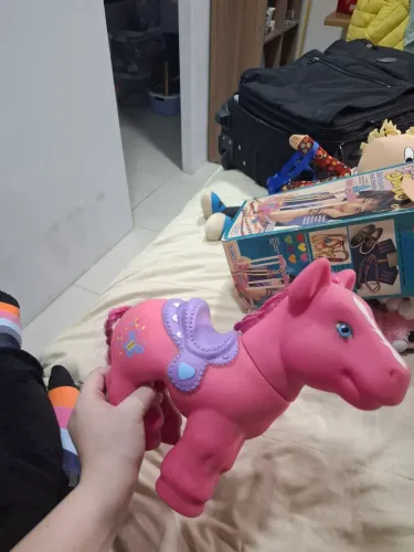 Cavalo rosa de brinquedo