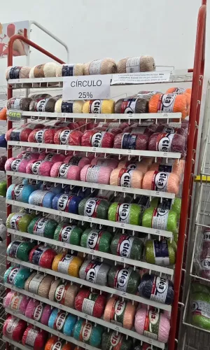 Expositor aramado linhas de crochê