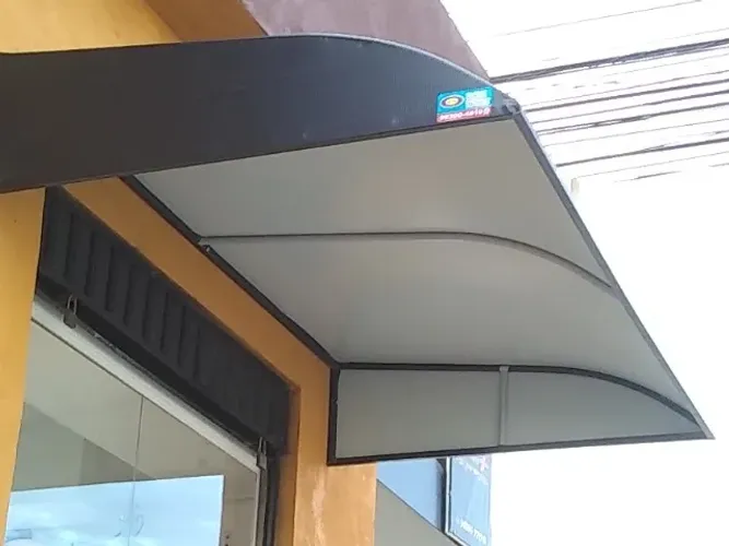 Toldo com cobertura em Lona