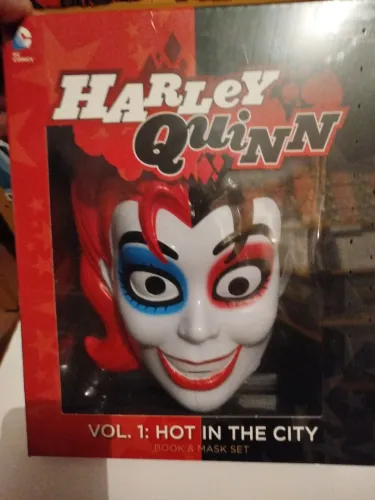 Harley Quinn Vol. 1: Hot in the City - Book & Mask Set. 