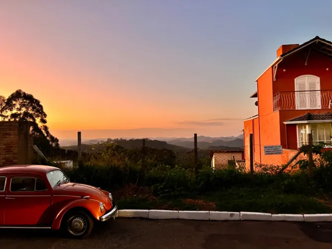 Terreno em declive com linda vista no condomínio Alto dos Pinheiros