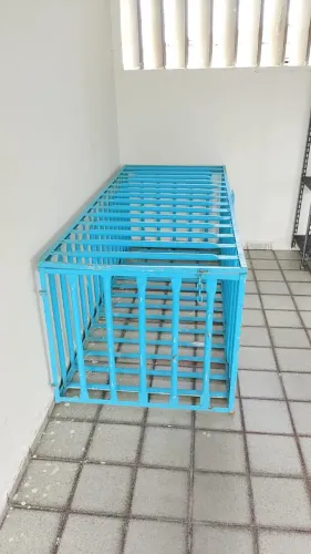 Espositor de ferro (serve para armazenar coco,  lixo...)