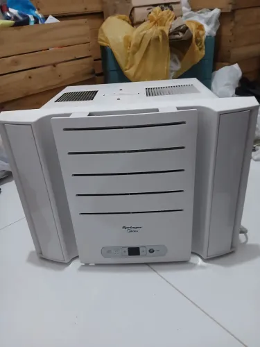Ar condicionado de embutir com apenas 1 ano de uso Springer Mídia de janela