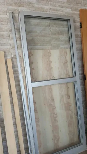 1 porta alumínio 2.800x2.100