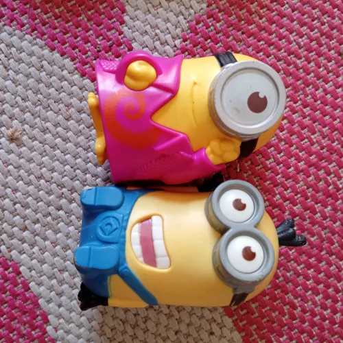 Dois bonecos do Minions