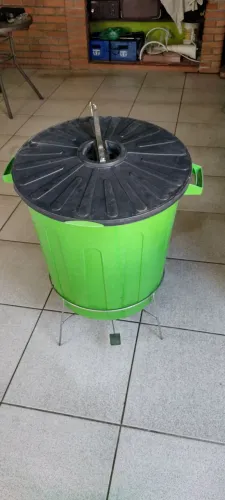 Lixeira plástica com pedal de ferro 
