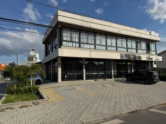 Sala Comercial Térrea 80m² com Fachada de Vidro e Estacionamento