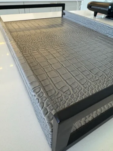 Bandeja Decorativa Croco Cinza com Alças Metálicas