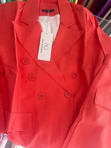 Conjunto de blazer e saia forrado TAM P M G $179,90