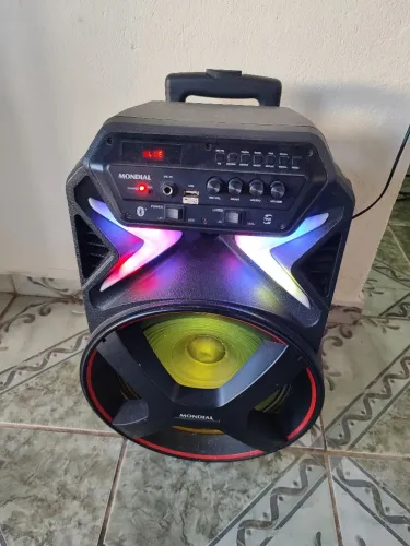 Mondial Connect Lights de cor preta com iluminação LED.