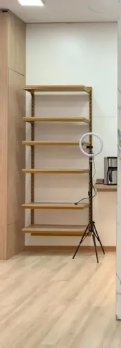 Móvel para Loja com prateleiras reguláveis 