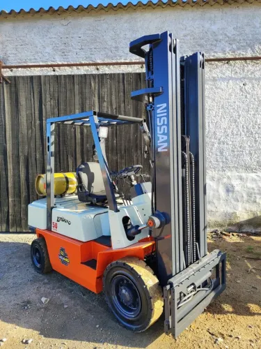 Vendo empilhadeira Nissan