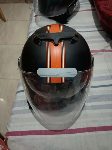 Capace de moto preta com laranja