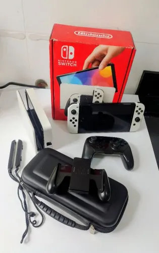 Nintendo Switch OLED + Pro Controller