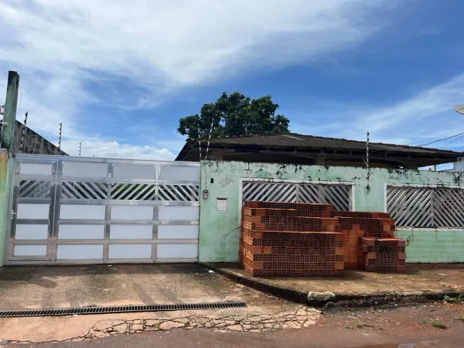 Vende- se uma casa.