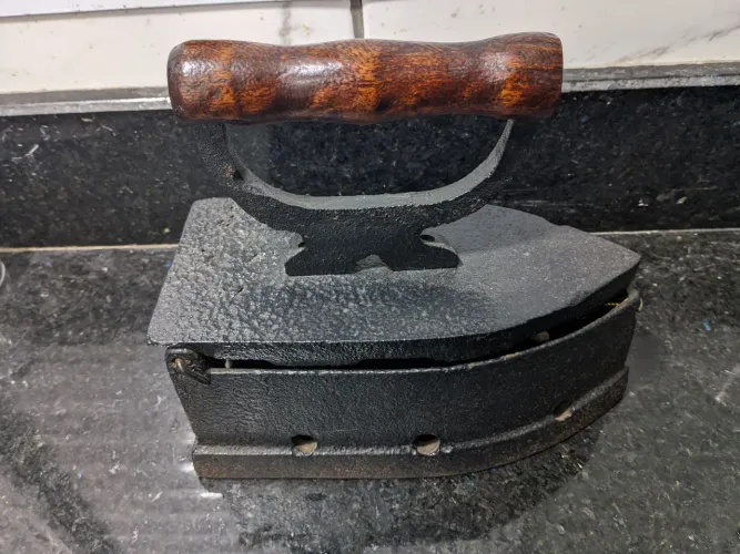 Ferro a brasa antigo restaurado