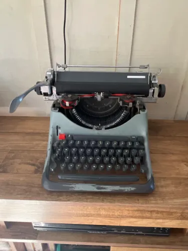 Máquina de Escrever - Olivetti Lexikon 80