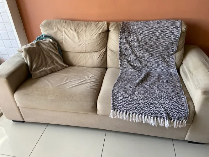 Sofá fixo bege 3 lugares
