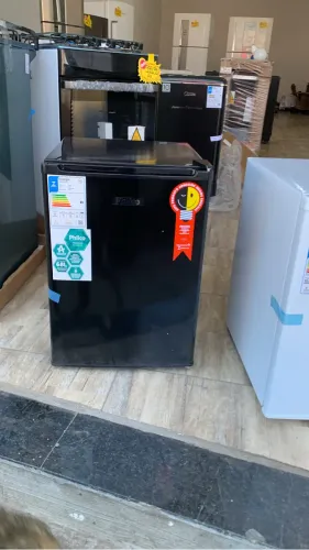 FRIGOBAR 220 VOLTS PRETO DE 67 LITROS - NOVO 
