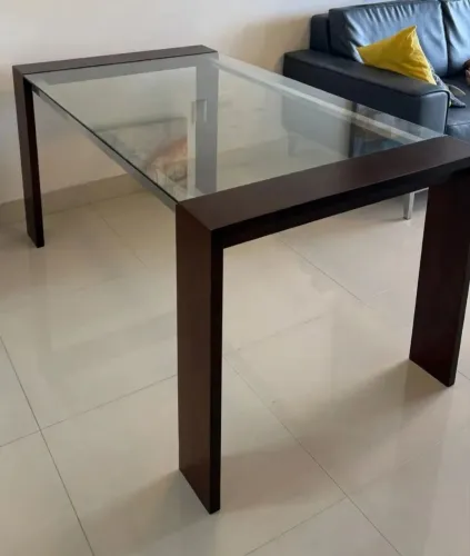 Mesa de vidro e madeira