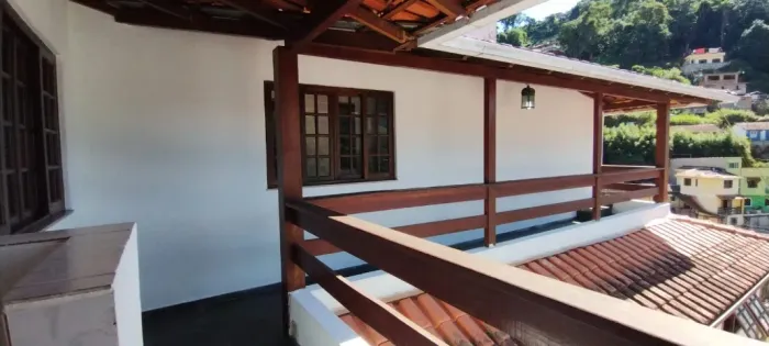 ROSEIRAL - Mini Condomínio. Casa varanda, sala, 02Qtos, 1Banh, coz, área. jardim