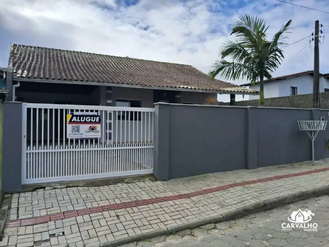 Casa semi mobiliada com 3 quartos, suíte e ampla área de festas para locação em Itajuba -