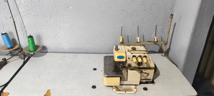 Máquina de costura overclock marca yamata