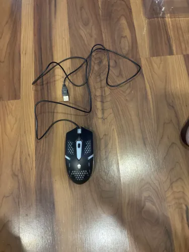 mouse gamer com fio que parece ser o modelo incluso no kit Evolut EG-54 Starter