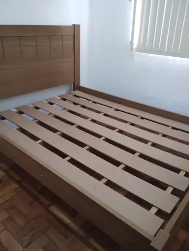 Cama de casal madeira maciça com cabeceira e estrado ? sem colchão