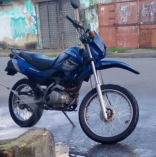 Bros 150 ,pro dia dia ,ou corre, muito boa zero dor de cabeça 
