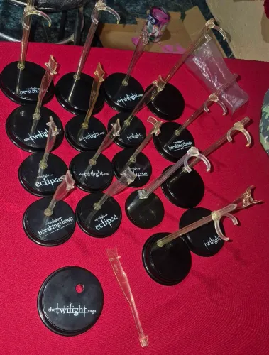 Lote 18 Suportes Ken e Barbie Originais Crepúsculo