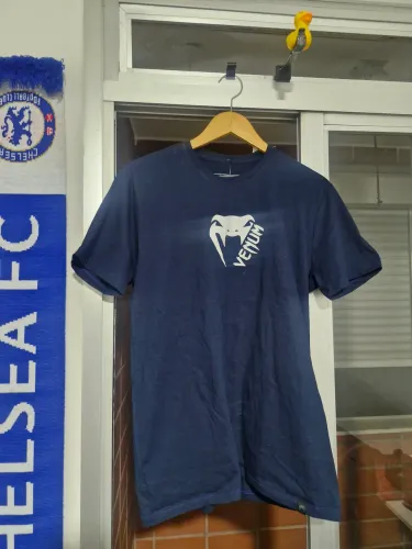 camiseta venum na etiqueta