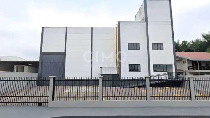 Galpão para Locação 1.225 m² com Doca e Pátio - Brusque