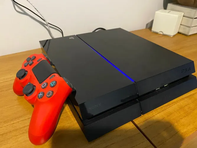 PS4 fat, 1 controle vermelho.