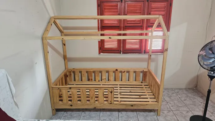 Cama de madeira com casinha