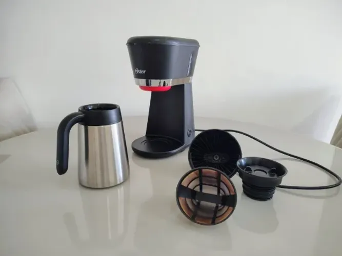 Cafeteira Oster 0,7L, 220V, Preto/Inox | Black, com Jarra Térmica, 600W