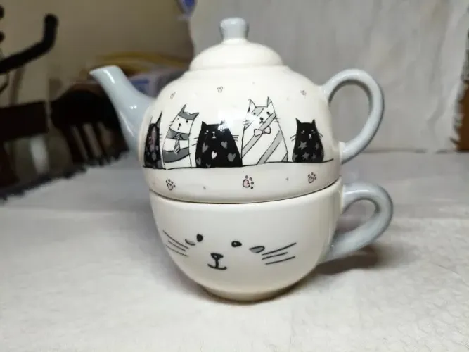 Bule e Xícara de chá de cerâmica Cat Mom Whimsical Cupboard 10 Strawberry Street