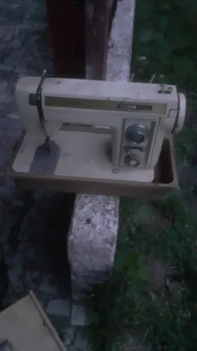 Máquina de costura em bom estado 