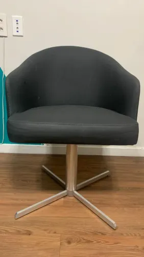 Poltrona de tecido com base em alumínio