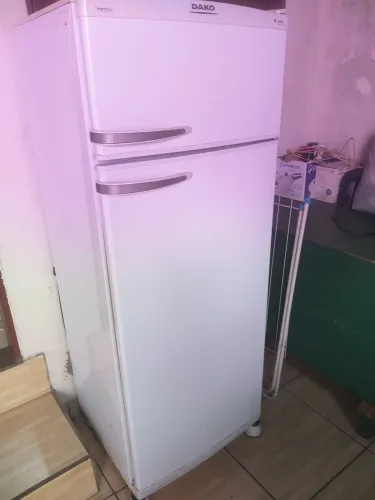 VENDO GELADEIRA DAKO DUPLEX 350L BOM ESTADO DE CONSERVAÇÃO. FUNCIONANDO  NORMALMENTE  110V
