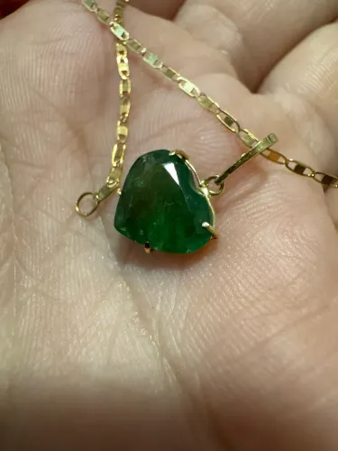 Pinjente de esmeralda no ouro