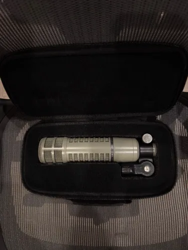 microfone Electro Voice RE20 dinâmico